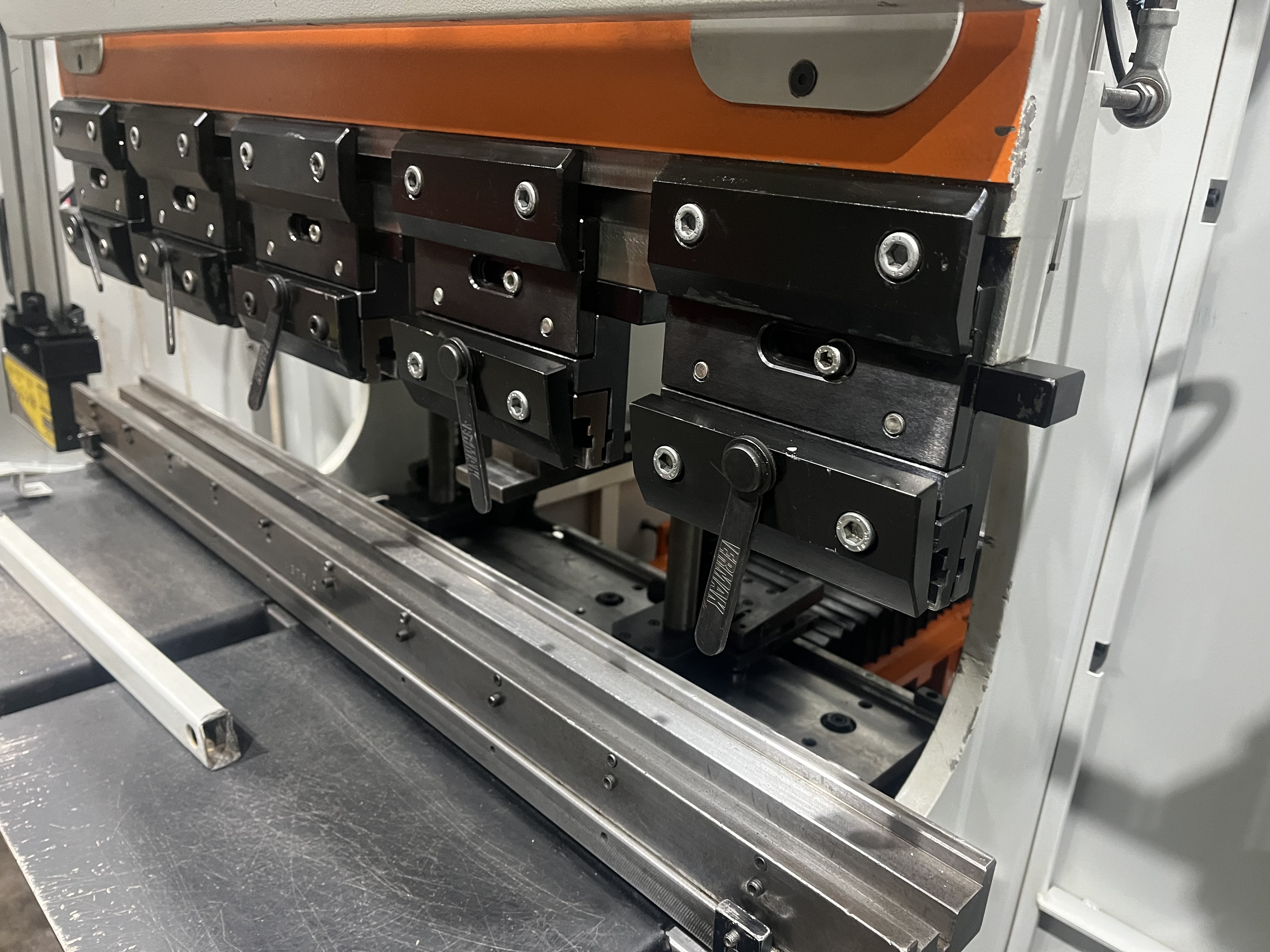 44 Ton X 1M 2013 Ermak  Micro Bend CNC CNC Hydraulic Press Brake  